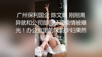   青春小丽妹女技师的诱惑，来客户按摩乳推打飞机，性感长腿脱下舔背摩擦