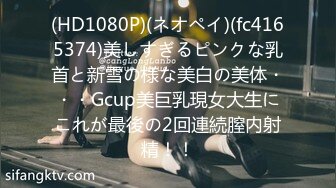 民宿老板窗外偷窥入住的情侣洗澡性感女友差点被男友在浴室里 就地正法